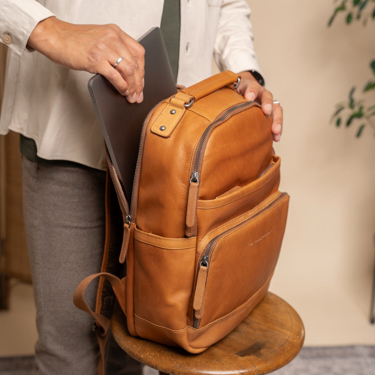 Austin Full-Grain Leather Laptop Backpack نسائي – alternate product view 3