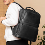 
Classic 100% Full-Grain leather Backpack - عرض خلفي يوضح أحزمة الجلد المقواة والخياطة المتقنة