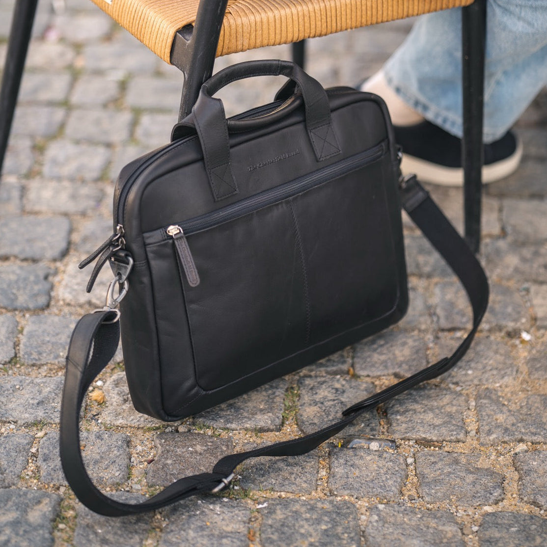 
Classic 100% Full-Grain leather Briefcase - عرض خلفي يوضح أحزمة الجلد المقواة والخياطة المتقنة