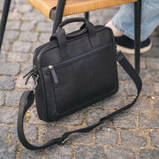 
Classic 100% Full-Grain leather Briefcase - عرض خلفي يوضح أحزمة الجلد المقواة والخياطة المتقنة