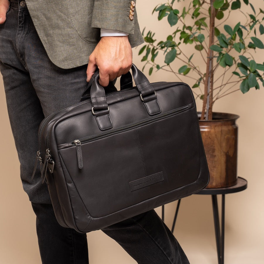 Classic 100% Full-Grain leather Briefcase - عرض خلفي يوضح أحزمة الجلد المقواة والخياطة المتقنة