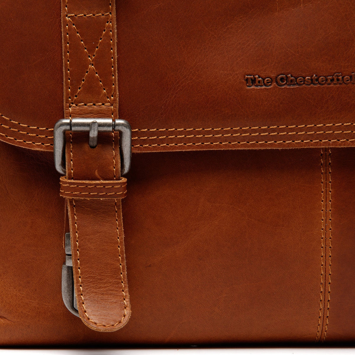 Solid Antique Brass Hardware &amp; Heavy-Duty Dual Zipper Detail on Veneto Full-Grain Leather Laptop Bag نسائي