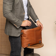 Veneto Full-Grain Leather Laptop Bag نسائي - Structured Side Profile Showing Gusset Depth &amp; Expansion Capacity