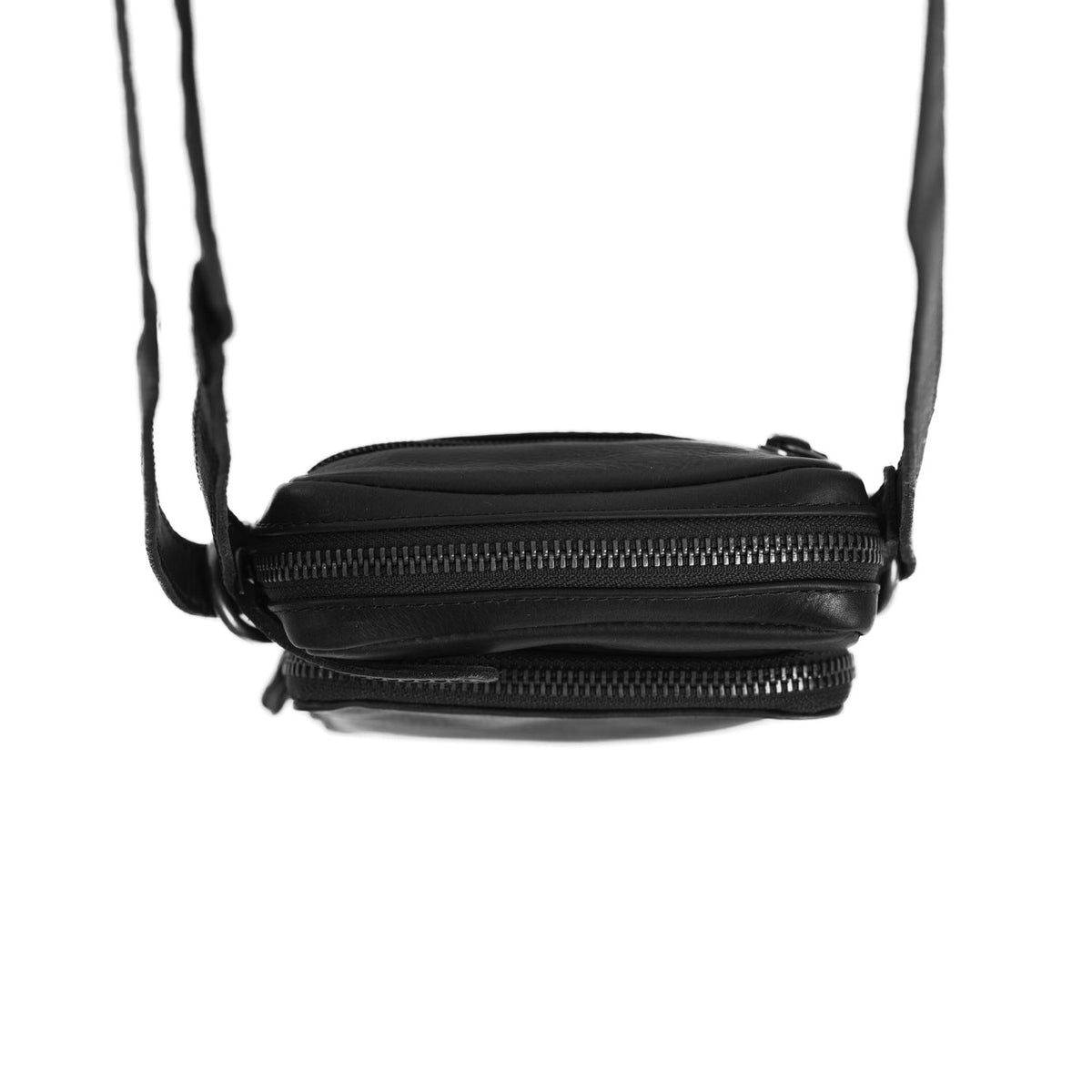 Styled Fit Perspective of Hamilton Full-Grain Leather Phone Bag نسائي on Model - Natural Daylight Drape