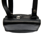 Close-Up Detail of Classic Collar &amp; Heavy-Duty Zipper Hardware on Langley Full-Grain Leather Phone Bag نسائي