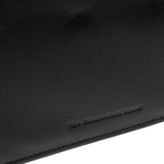 Close-Up Detail of Classic Collar &amp; Heavy-Duty Zipper Hardware on Leather Portfolio Moreton نسائي