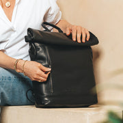 
Classic 100% Full-Grain leather Backpack - عرض خلفي يوضح أحزمة الجلد المقواة والخياطة المتقنة