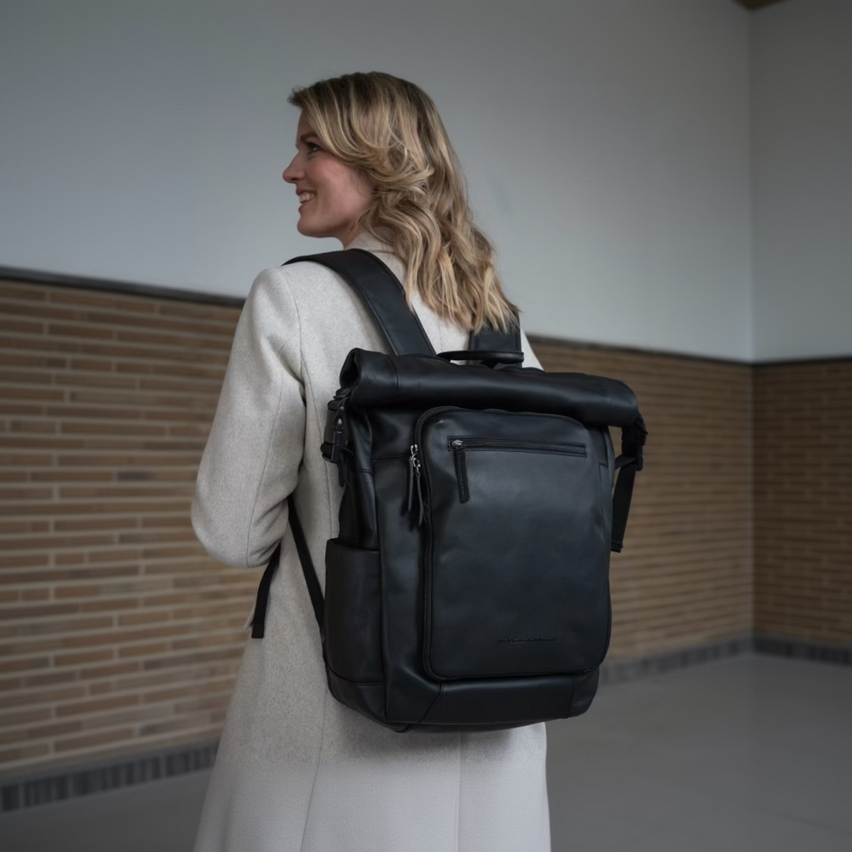 Remo Full-Grain Leather Roll-top Backpack نسائي - Structured Side Profile Showing Gusset Depth &amp; Expansion Capacity