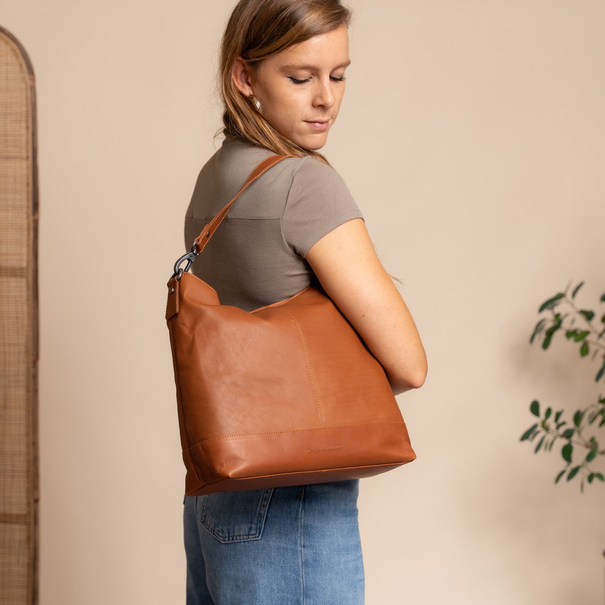 Amelia Full-Grain Leather Shoulder Bag نسائي – alternate product view 2