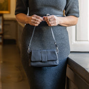 Clifden Full-Grain Leather Shoulder Bag نسائي - Structured Side Profile Showing Gusset Depth &amp; Expansion Capacity