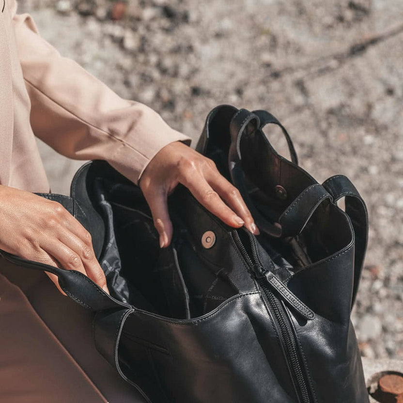 Gail Full-Grain Leather Shoulder Bag نسائي - Structured Side Profile Showing Gusset Depth &amp; Expansion Capacity
