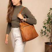 Rome Full-Grain Leather Shoulder Bag نسائي - Structured Side Profile Showing Gusset Depth &amp; Expansion Capacity