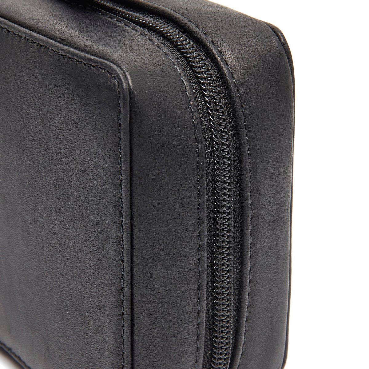 
تفاصيل مقربة of Classic Collar & Heavy-Duty Zipper Hardware on Leather Tech-Organizer Ardan نسائي نسائي