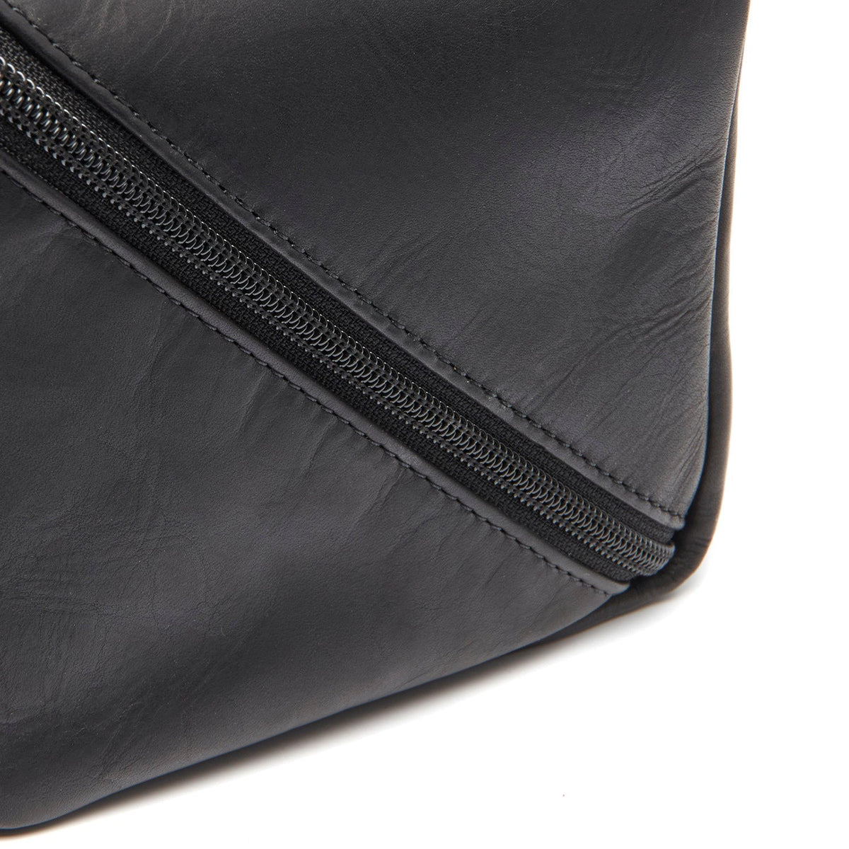 Close-Up Detail of Classic Collar &amp; Heavy-Duty Zipper Hardware on Elmia Full-Grain Leather Toiletry Bag نسائي