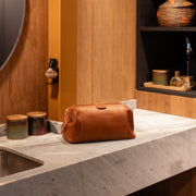 Vince Full-Grain Leather Toiletry Bag نسائي – alternate product view 3