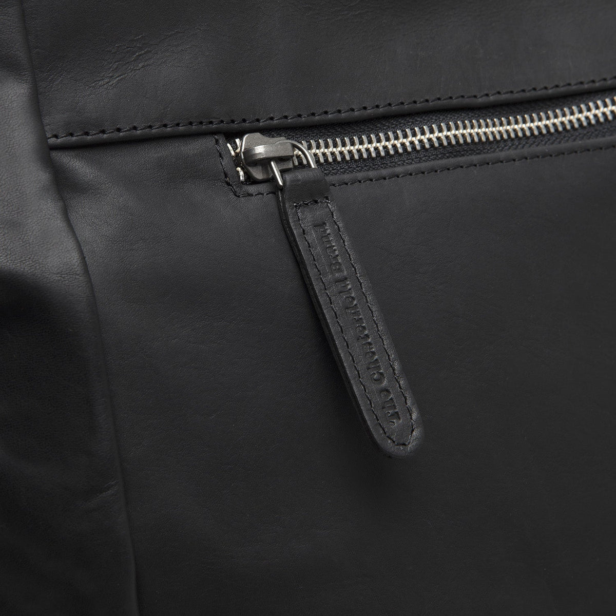 Solid Antique Brass Hardware &amp; Heavy-Duty Dual Zipper Detail on Berlin Full-Grain Leather Tote Bag نسائي