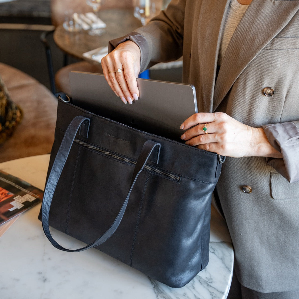 
Solid Antique Brass Hardware & Heavy-Duty Dual Zipper Detail on Osira حقيبة تسوق جلدية