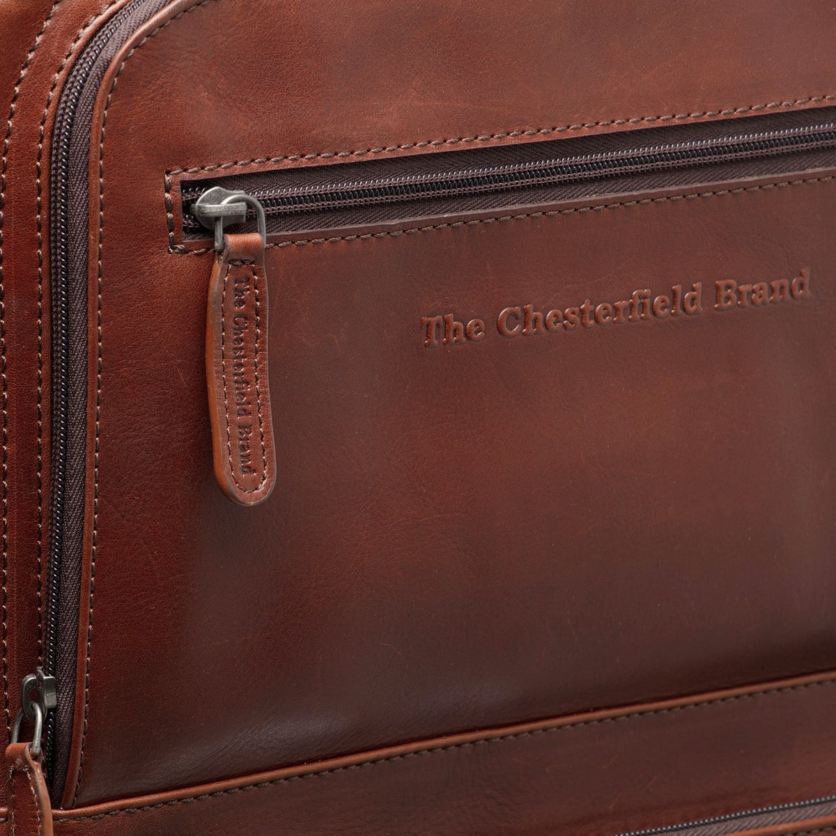 
تفاصيل مقربة of Classic Collar & Heavy-Duty Zipper Hardware on Leather Trolley San Marino نسائي نسائي
