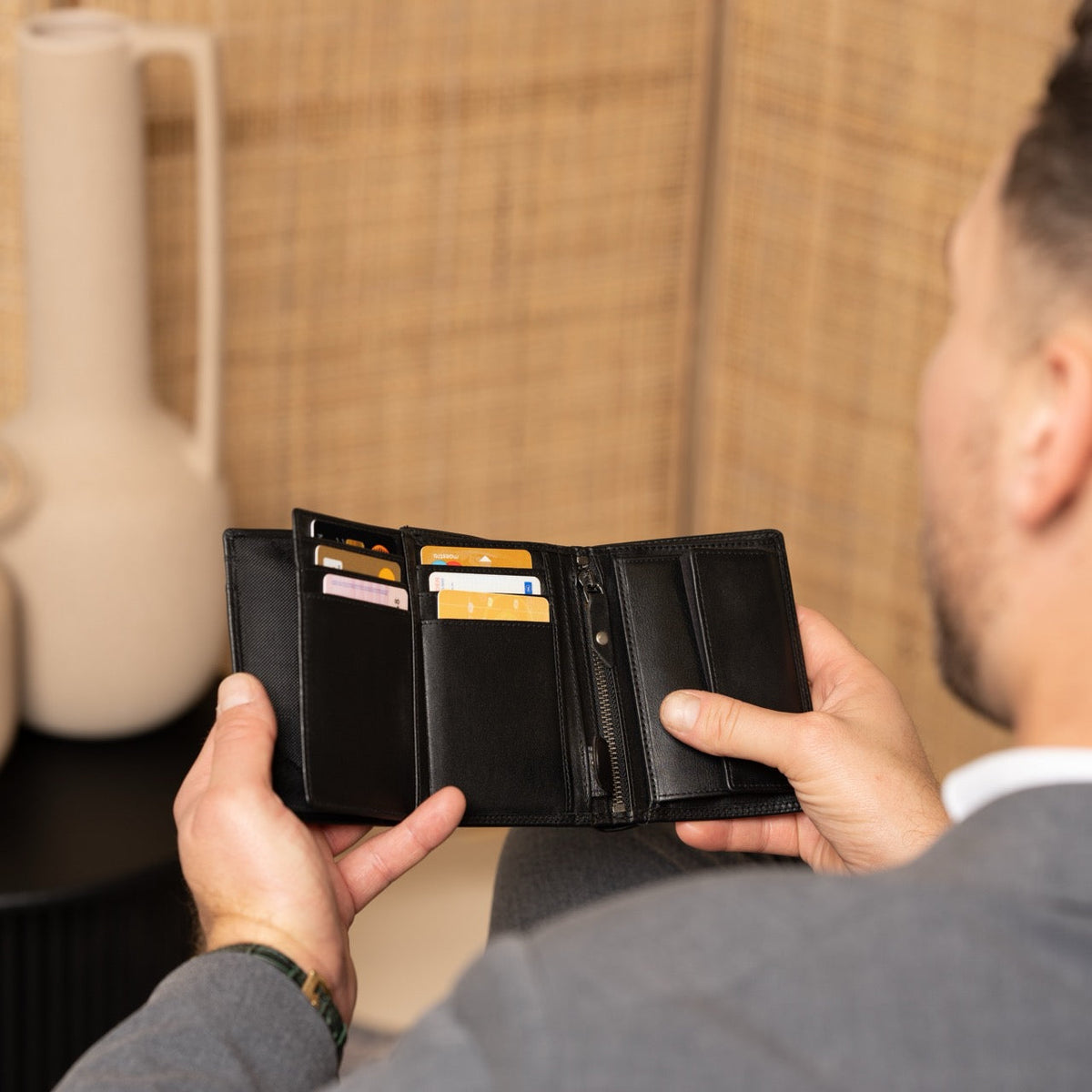 Leroy Full-Grain Leather Wallet رجالي - Structured Side Profile Showing Gusset Depth &amp; Expansion Capacity