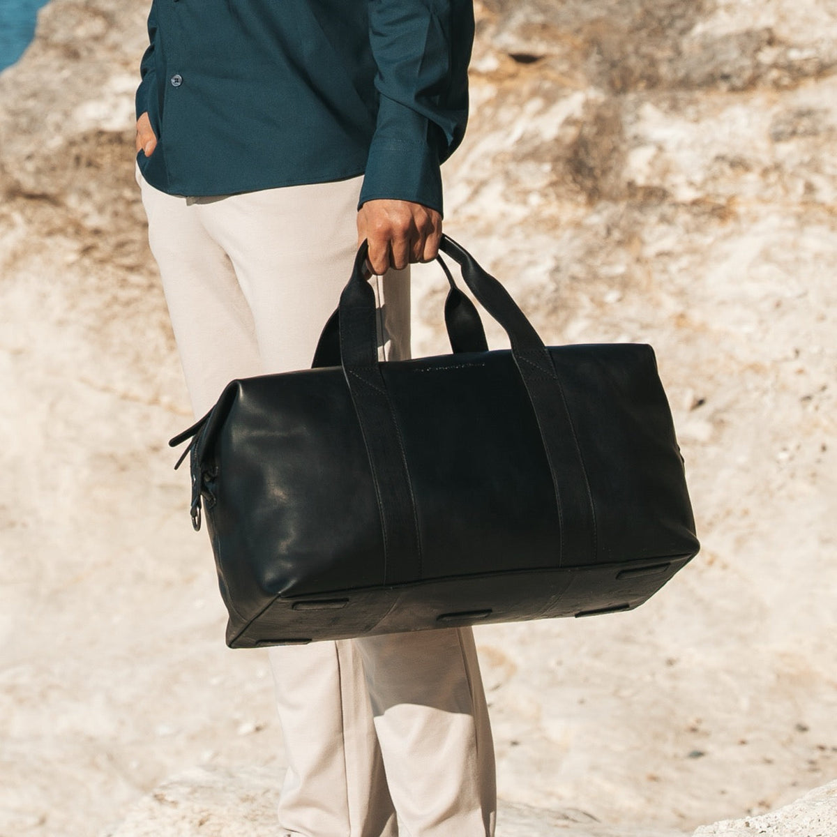 Conor Full-Grain Leather Weekender Bag نسائي - Structured Side Profile Showing Gusset Depth &amp; Expansion Capacity