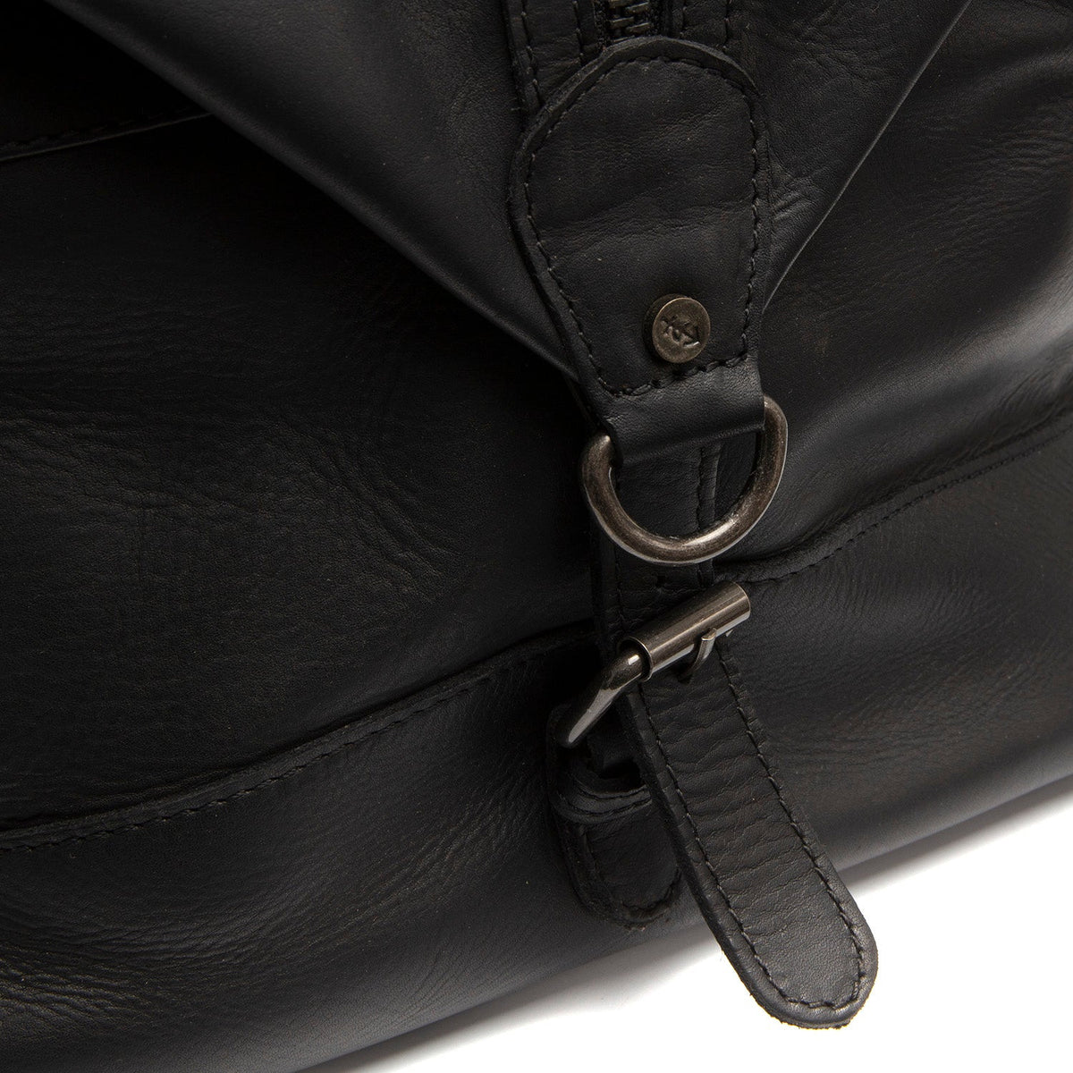 
Solid Antique Brass Hardware & Heavy-Duty Dual Zipper Detail on Portsmouth II حقيبة سفر جلدية عطلة نهاية الأسبوع