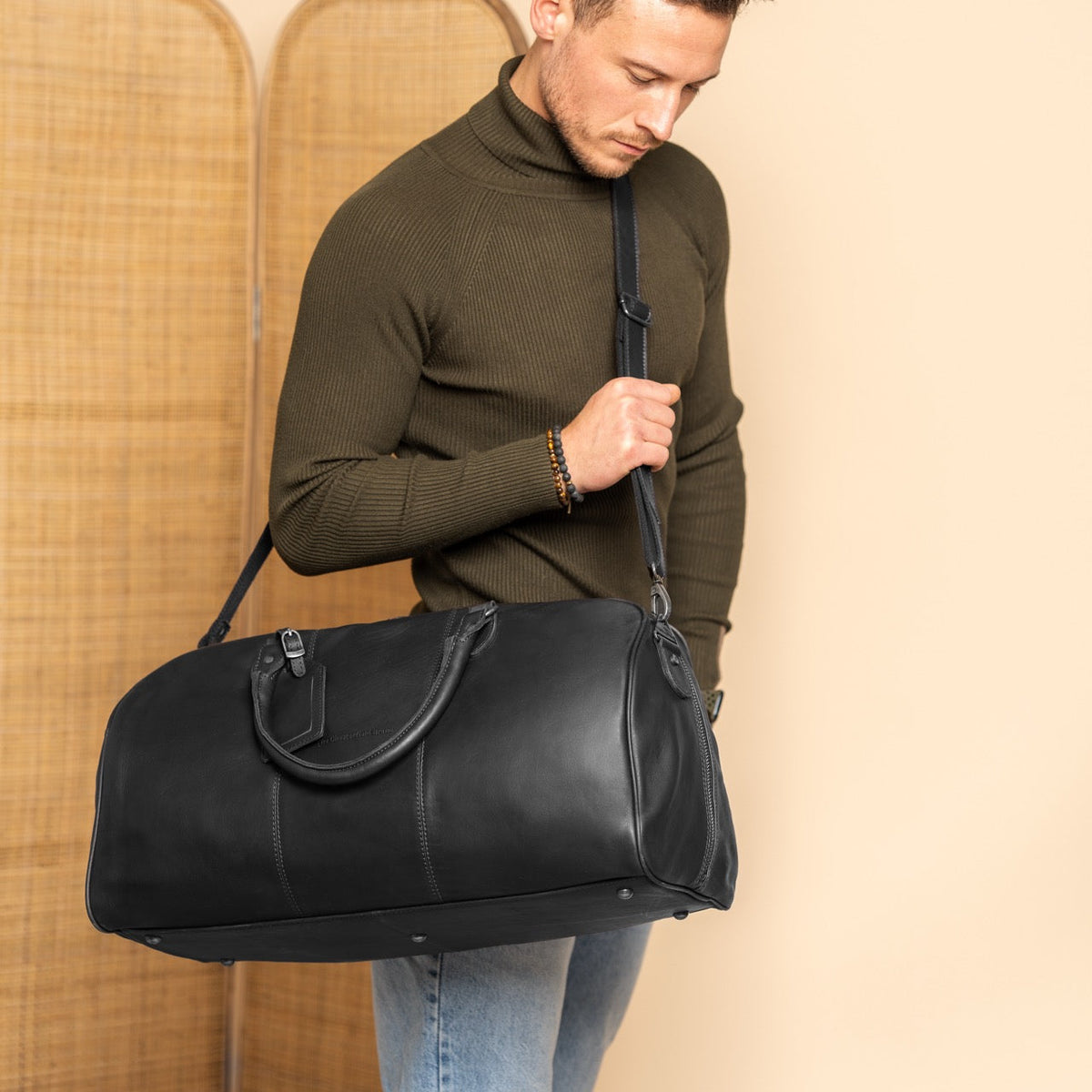 William Full-Grain Leather Weekender Bag نسائي - Structured Side Profile Showing Gusset Depth &amp; Expansion Capacity