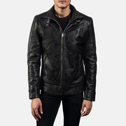 Close-Up Detail of High neck with Belt &amp; Zipper Hardware on Men's Legacy أسود جاكيت بايكر جلد رجالي