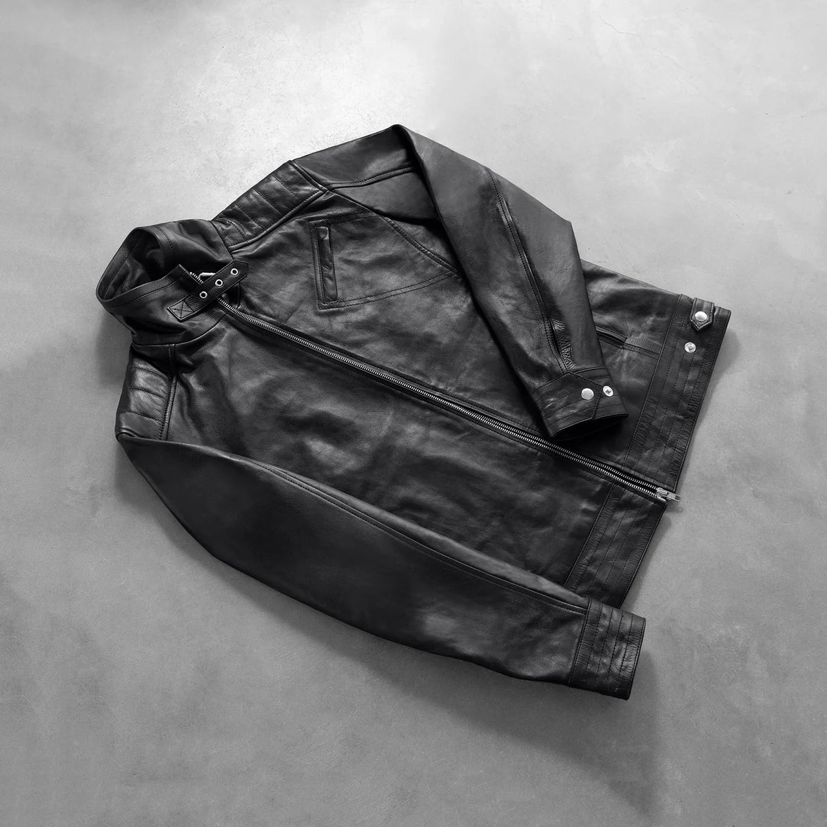 Styled Fit Perspective of Men's Legacy أسود جاكيت بايكر جلد رجالي on Model - Natural Daylight Drape