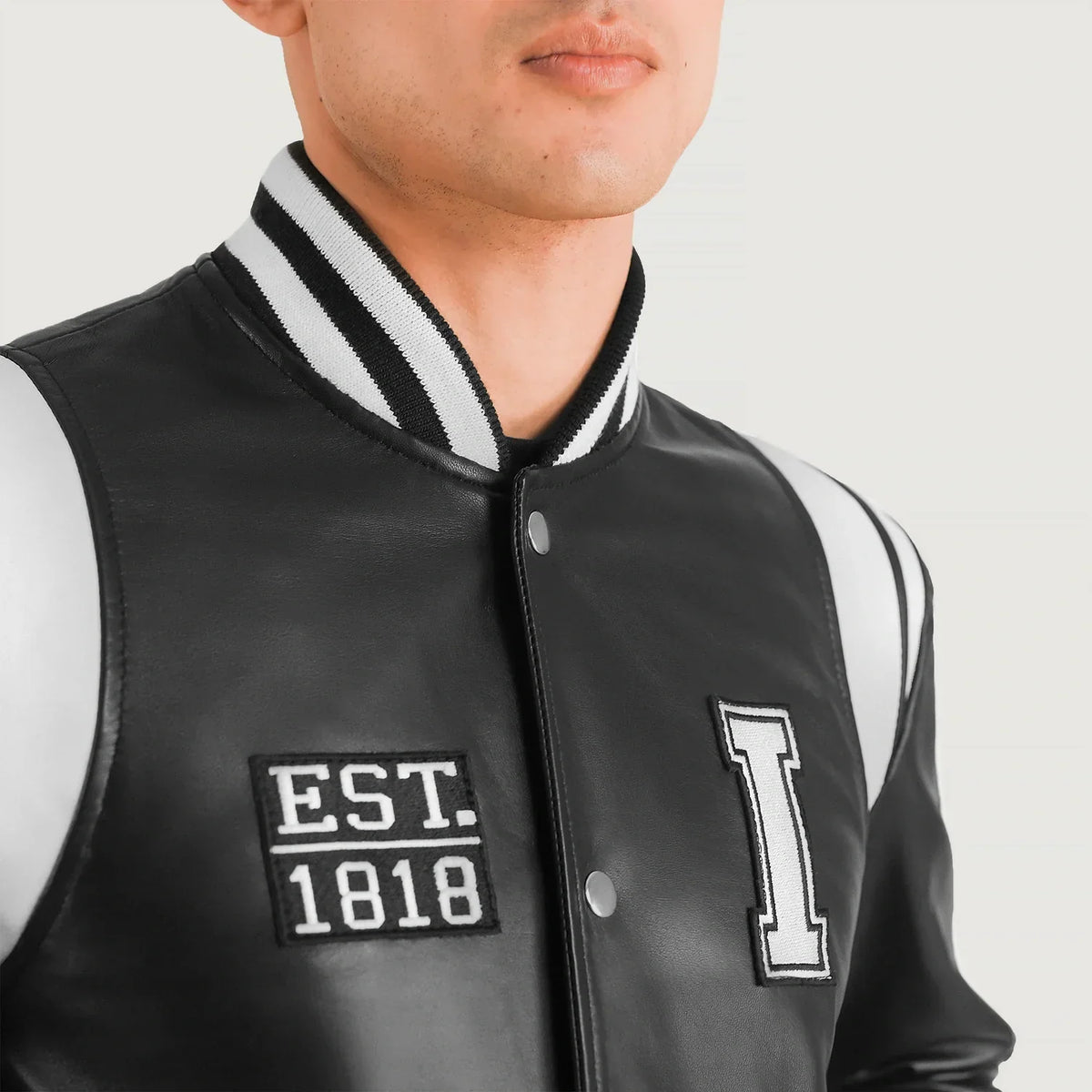 Close-Up Detail of Varsity &amp; Snap Button Hardware on Liberte Illinois أسود Leather Varsity جاكيت جلد رجالي