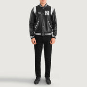 
Liberte New York أسود Leather Varsity جاكيت جلد رجالي - عرض جانبي يوضح قَصّة الأكمام المريحة