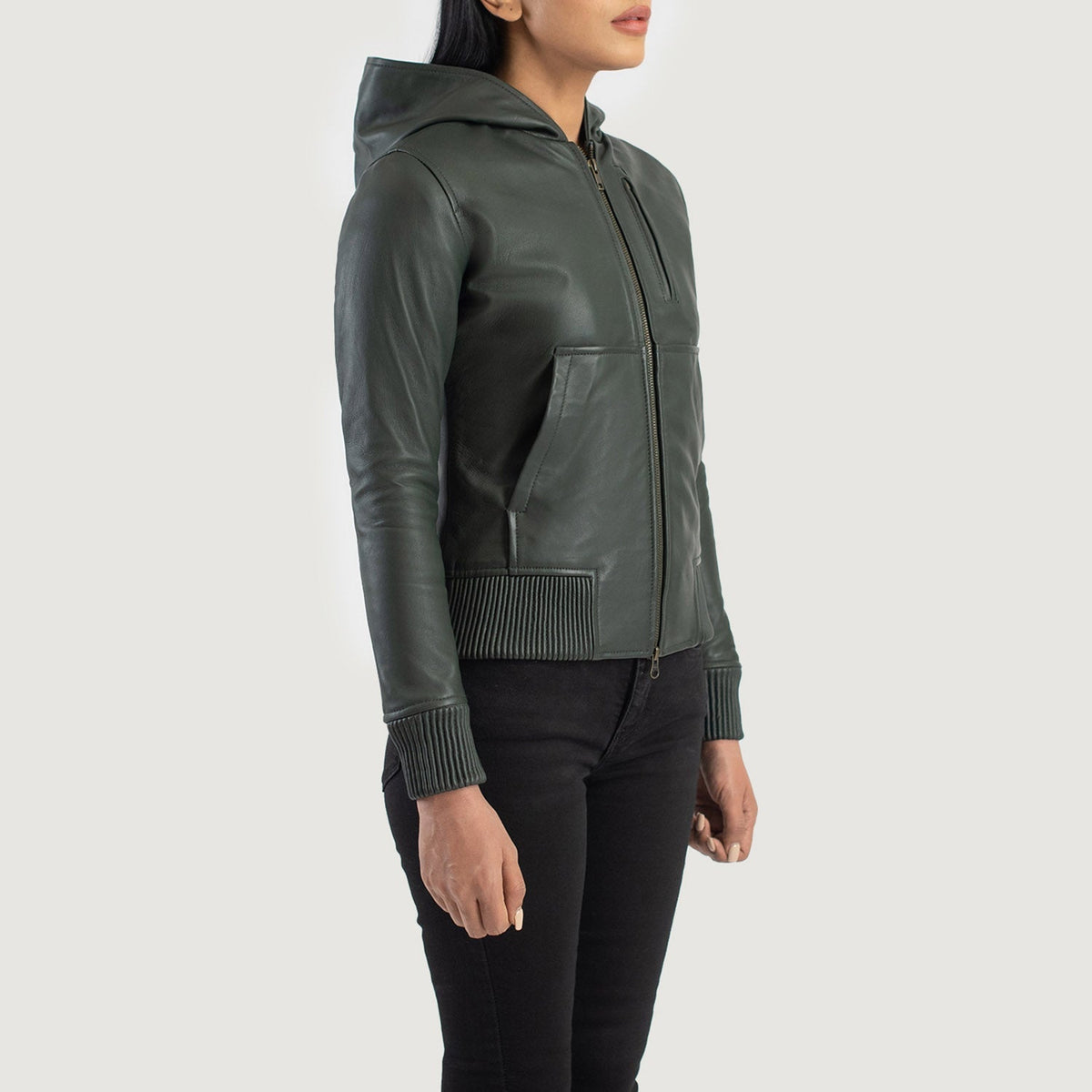
مظهر الارتداء على موديل لـ  Luna Blue Hooded Leather Bomber Jacket على عارض أزياء - انسيابية طبيعية في ضوء النهار