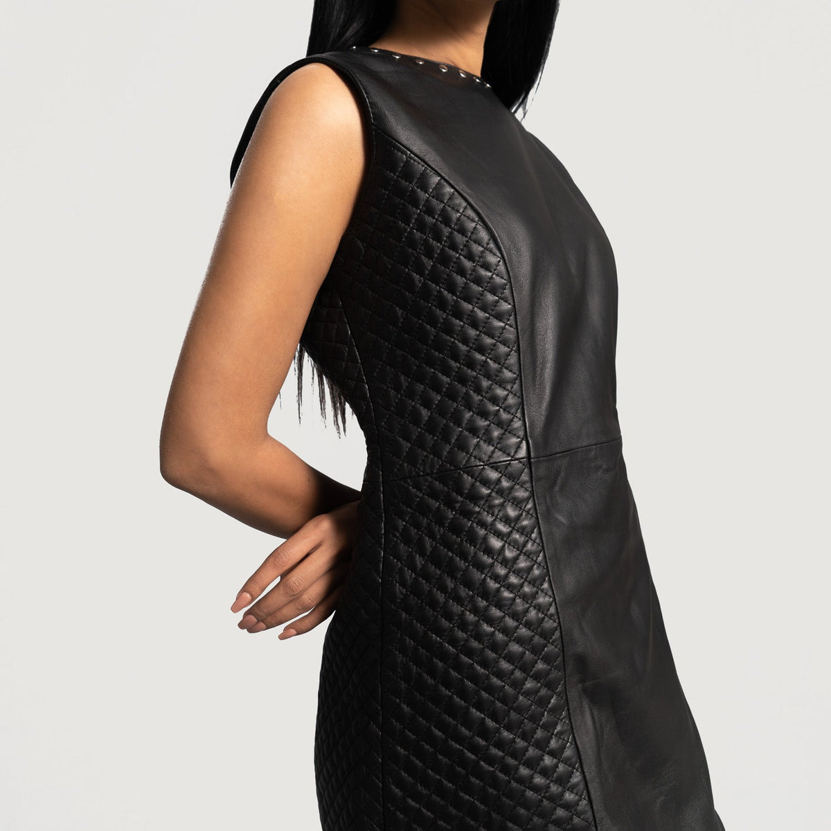 Close-Up Detail of Classic Collar &amp; Zipper on back Hardware on Women's Luxe أسود Leather Dress نسائي