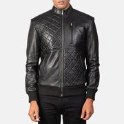 
تفاصيل مقربة of Band & Zipper Hardware on Moda Black Leather Bomber Jacket