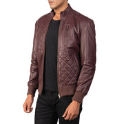 
مظهر الارتداء على موديل لـ  Moda Black Leather Bomber Jacket على عارض أزياء - انسيابية طبيعية في ضوء النهار
