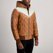 
مظهر الارتداء على موديل لـ  Norman Tan Hooded Bomber Leather Puffer Jacket على عارض أزياء - انسيابية طبيعية في ضوء النهار