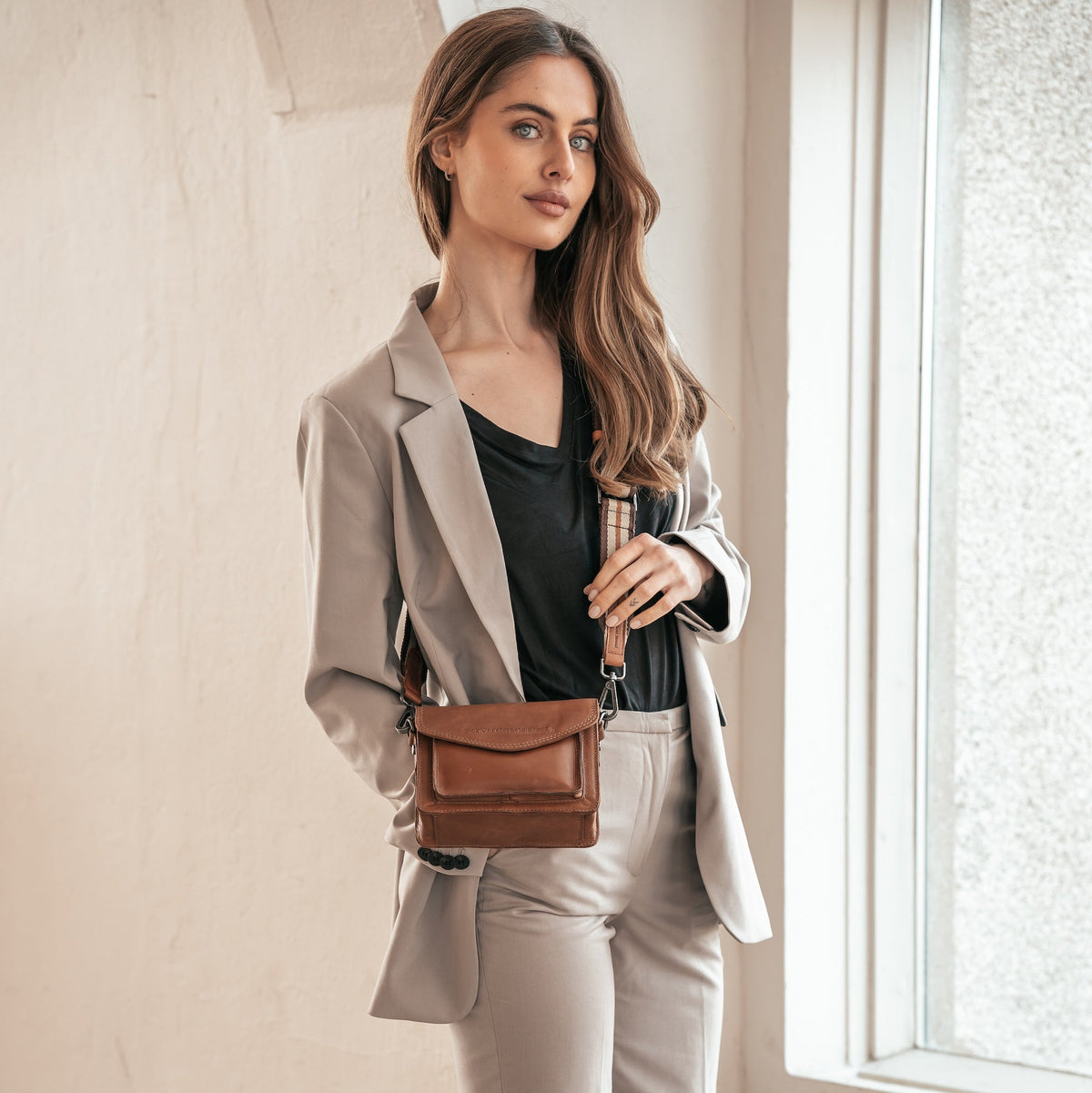 Classic 100% Full-Grain leather Goods - عرض خلفي يوضح تفصيل الأكتاف وحاشية السترة المتقنة