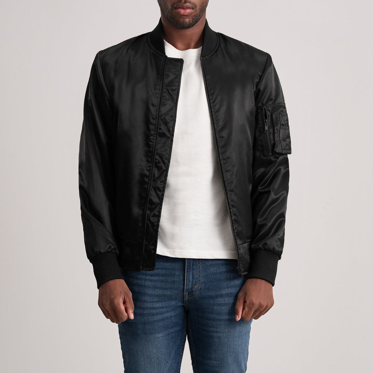 Quinton MA-1 أسود جاكيت بومبر جلد رجالي - Lateral Side Profile View Showing Sleeve Cut &amp; Athletic Taper Fit