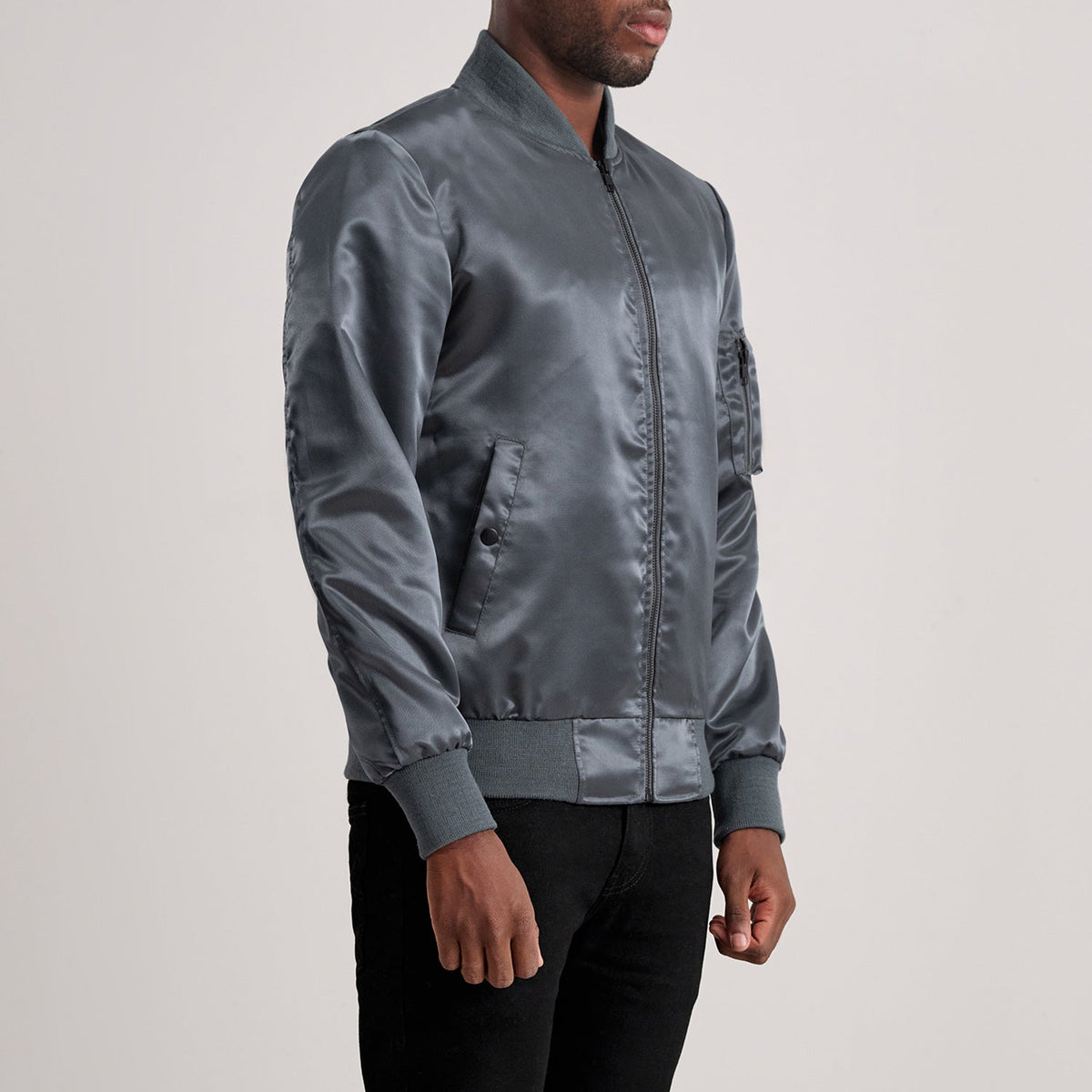 
Quinton MA-1 Grey جاكيت بومبر جلد رجالي - عرض خلفي يوضح تفصيل الأكتاف المتقن والحاشية النظيفة