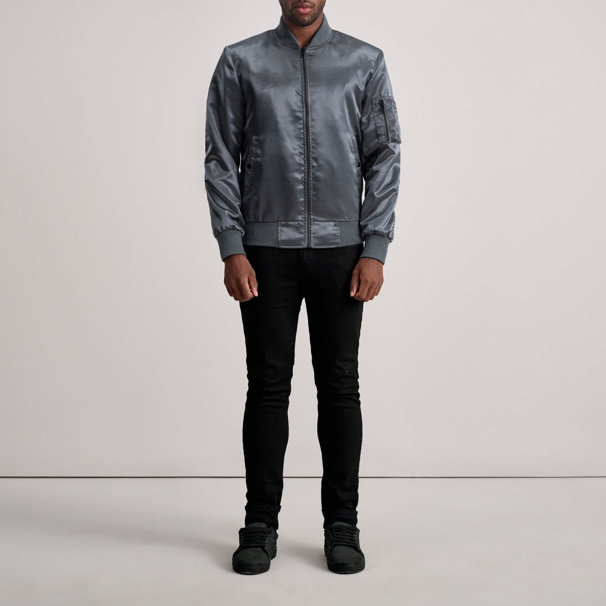 
تفاصيل مقربة of Varsity & Zipper Hardware on Quinton MA-1 Grey جاكيت بومبر جلد رجالي