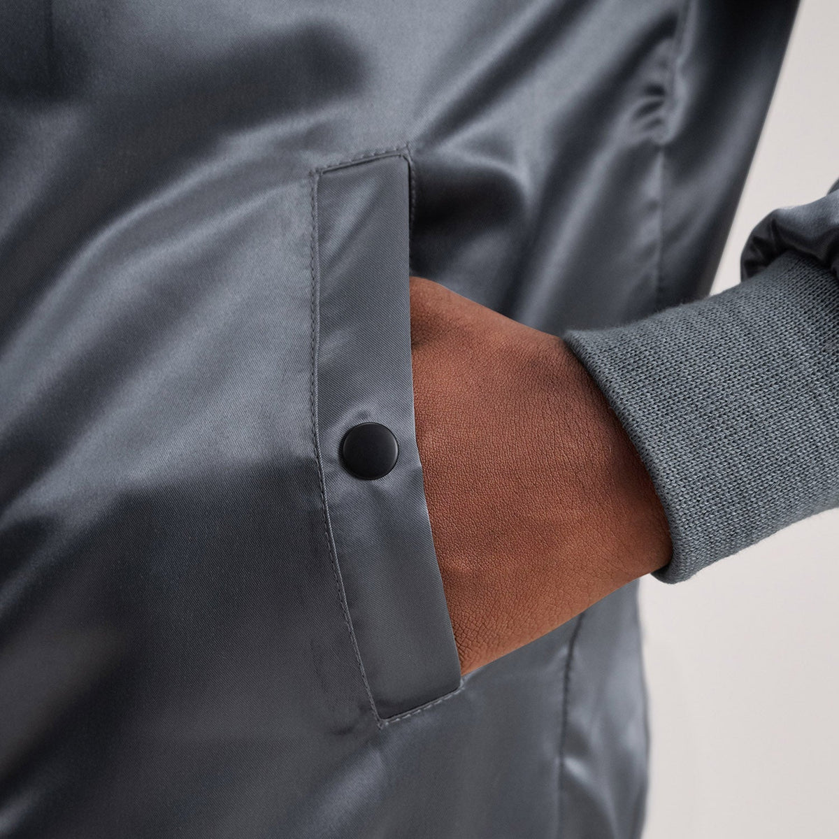 
عرض البطانة الداخلية Showing Polyester Lining & جيبان داخليان عمليان