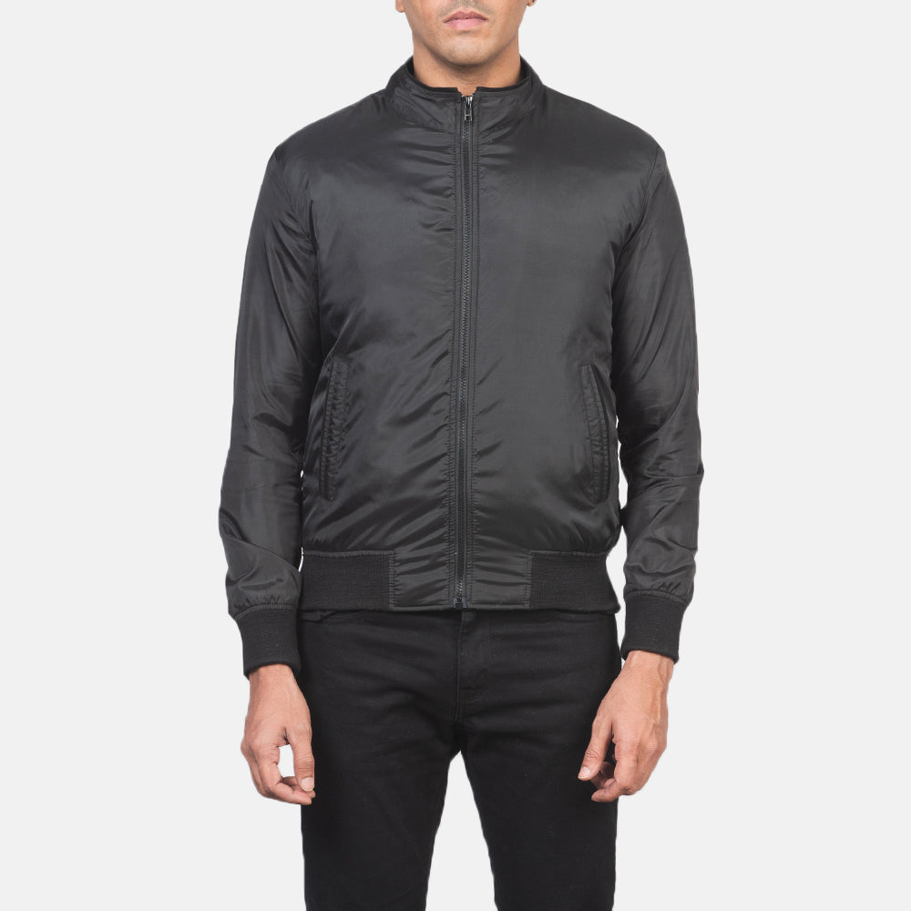 Close-Up Detail of Band &amp; Zipper with wind flap Hardware on Men's Ramon أسود جاكيت بومبر جلد رجالي
