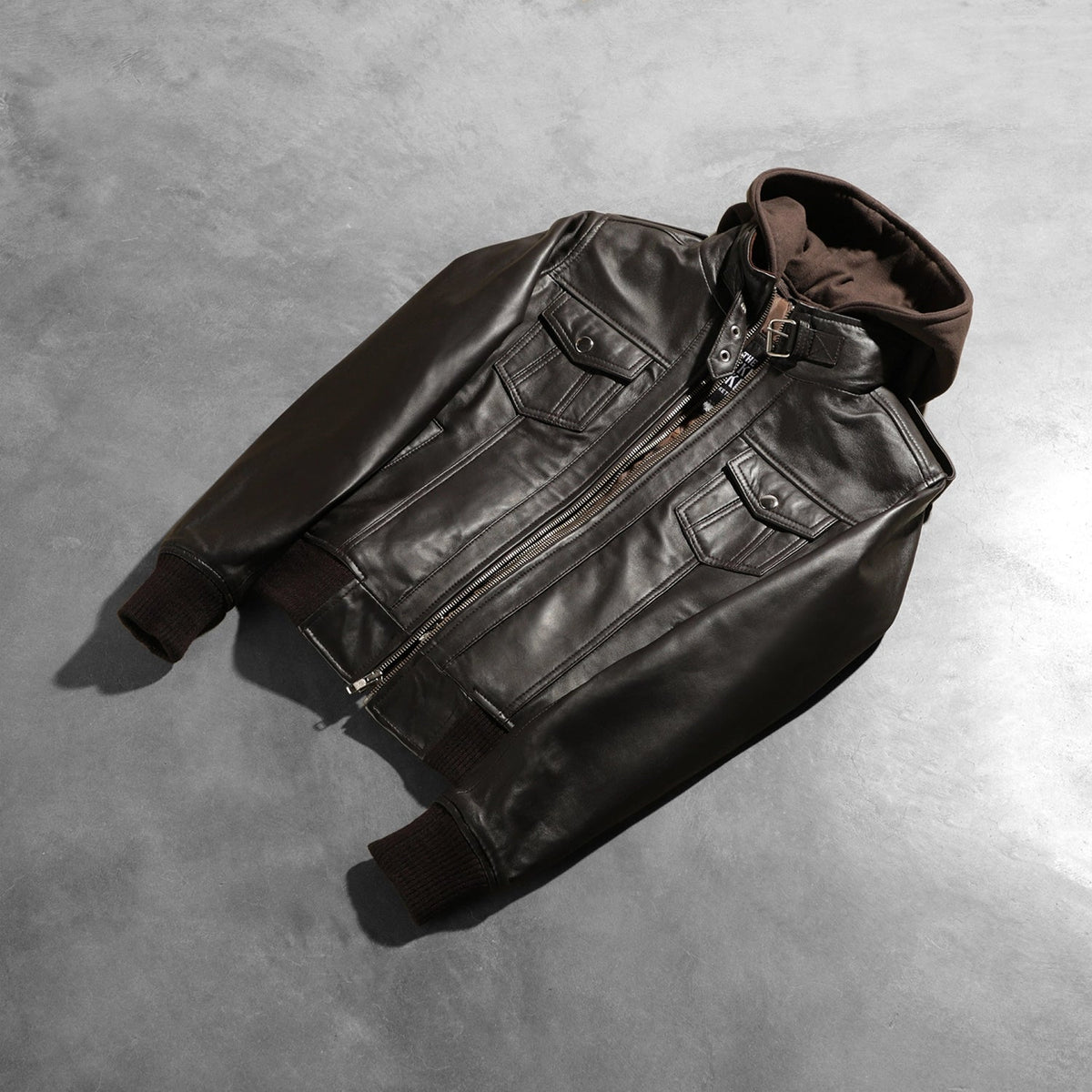 
مظهر الارتداء على موديل لـ  Roslyn Brown Hooded Leather Bomber Jacket على عارض أزياء - انسيابية طبيعية في ضوء النهار