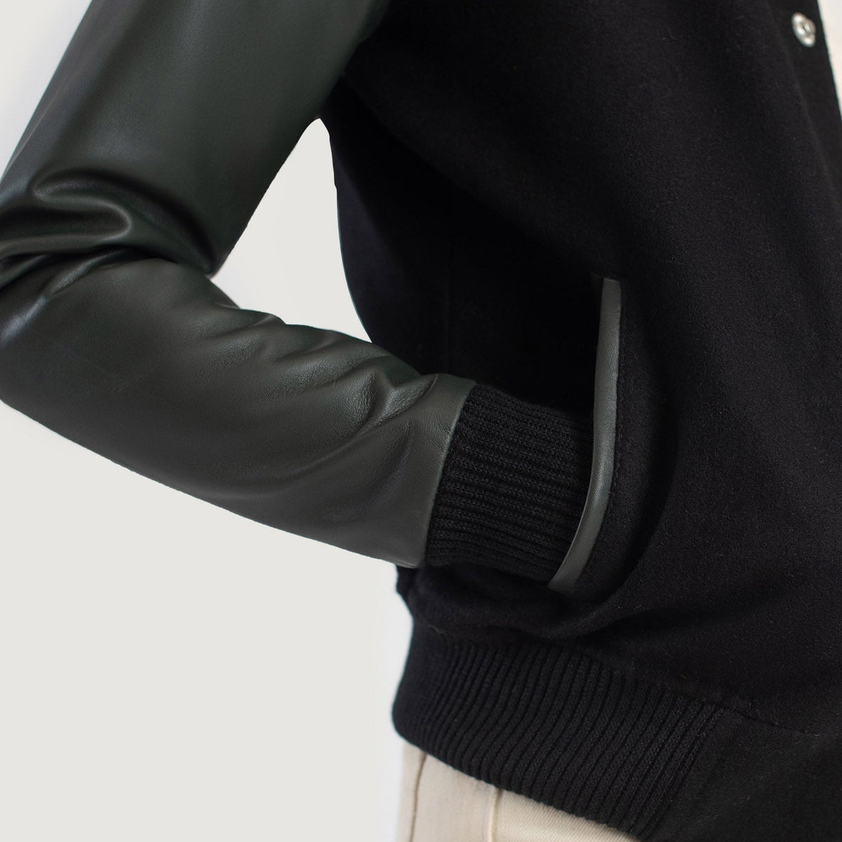 
عرض البطانة الداخلية Showing Quilted Polyester Lining & جيبان داخليان عمليان