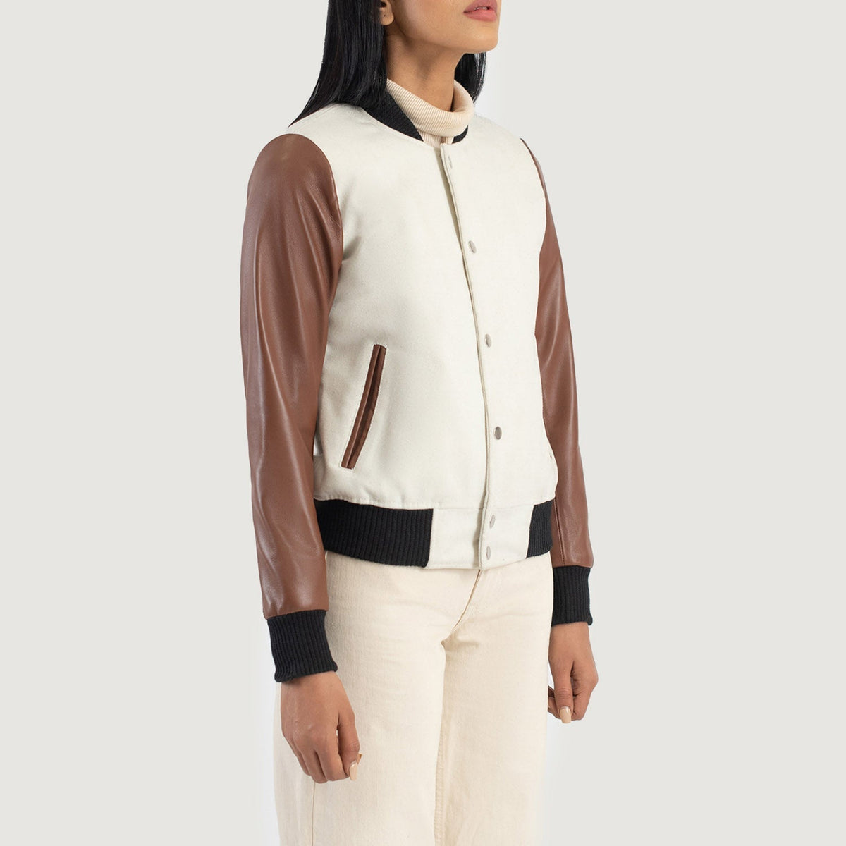
مظهر الارتداء على موديل لـ  Savant Green Hybrid Varsity Jacket على عارض أزياء - انسيابية طبيعية في ضوء النهار