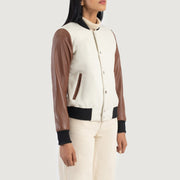 
مظهر الارتداء على موديل لـ  Savant Green Hybrid Varsity Jacket على عارض أزياء - انسيابية طبيعية في ضوء النهار