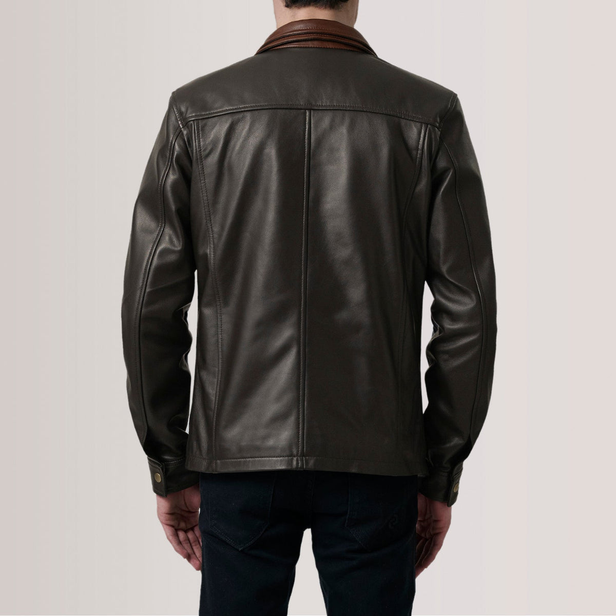 
تفاصيل مقربة للياقة وسحابات المعدن في Sean بني Leather Classic جاكيت جلد رجالي For Men