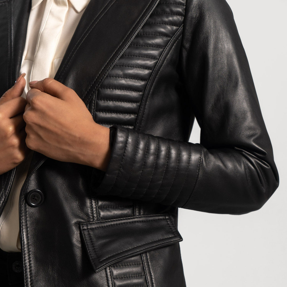 Women's Selina أسود بليزر جلد نسائي - Lateral Side Profile View Showing Sleeve Cut &amp; Athletic Taper Fit