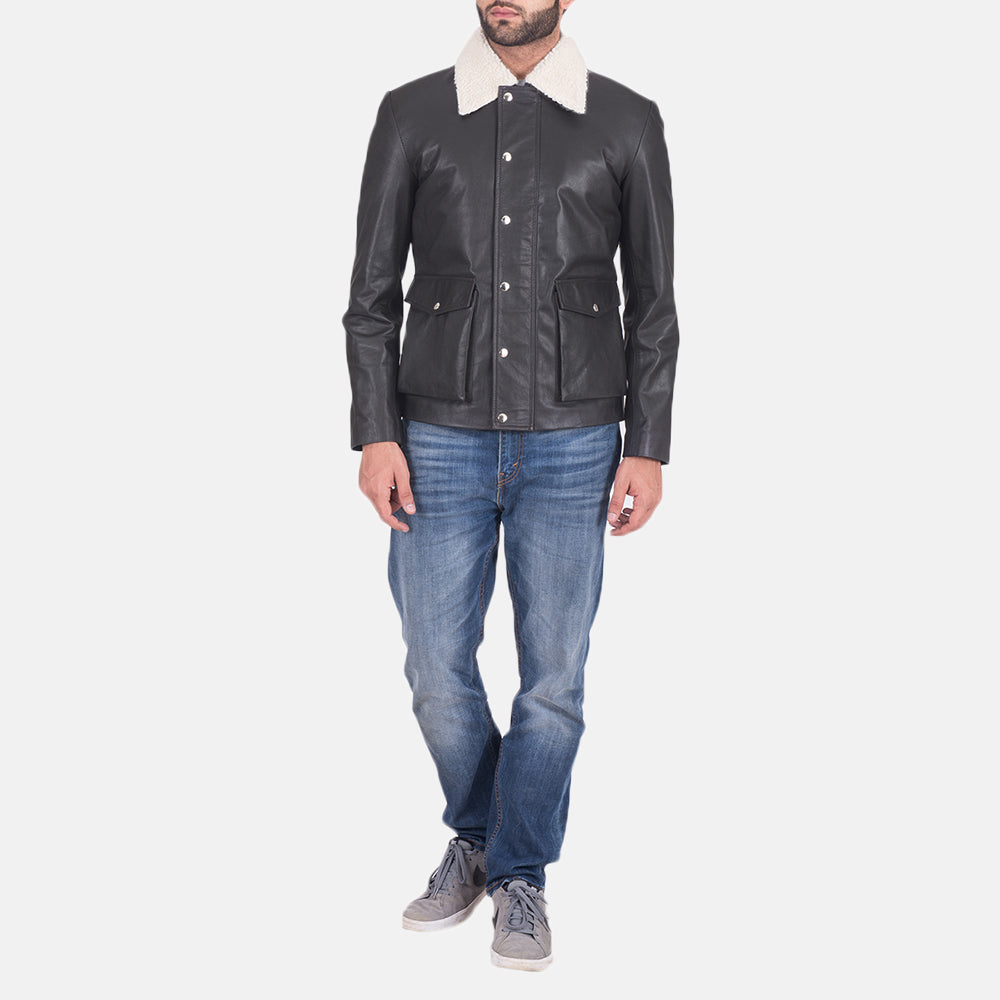 Close-Up Detail of Shirt style Faux Shearling Collar &amp; Zipper + Button Flap Hardware on Men's Snow Cole أسود جاكيت جلد رجالي