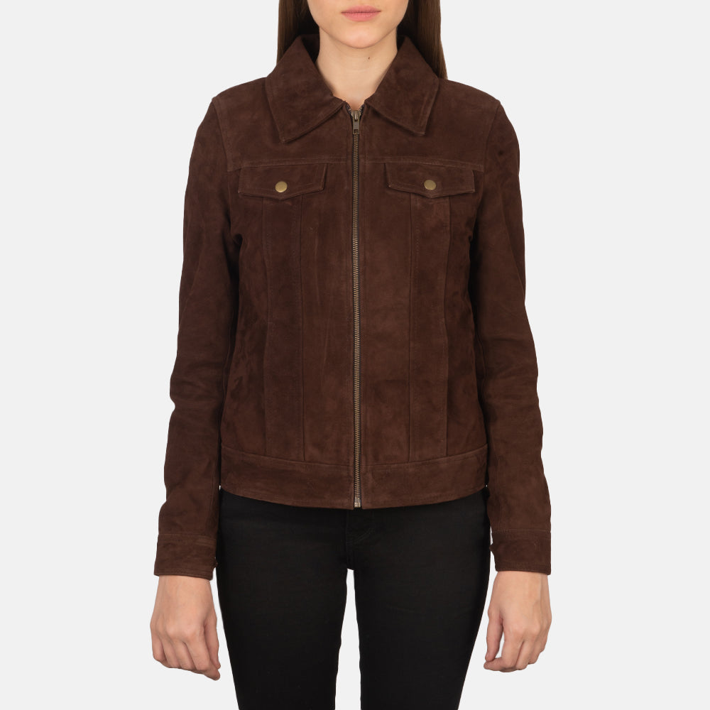 
مظهر الارتداء على موديل لـ  Suzy Brown Suede Trucker Jacket على عارض أزياء - انسيابية طبيعية في ضوء النهار