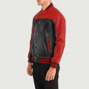 
مظهر الارتداء على موديل لـ  Terrance Black & Red Leather Varsity Jacket على عارض أزياء - انسيابية طبيعية في ضوء النهار